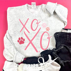 the dapper paw xoxo dog mom sweatshirt light gray with pink paw prints