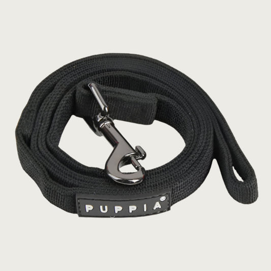 Black dog leash with dark metal clip and black & white Puppia tag.